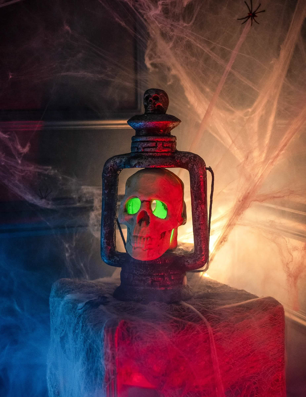 Детайл на зелената светлинна ефект на фенера-череп halloween