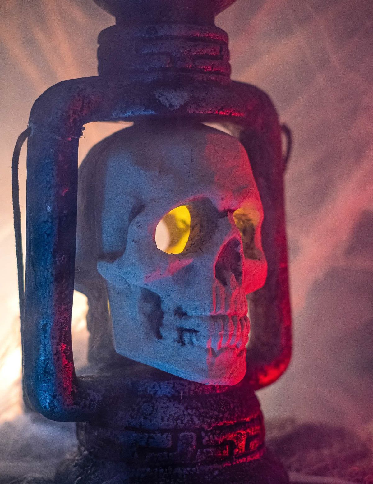 Детайл на жълтия светлинен ефект на фенера череп halloween