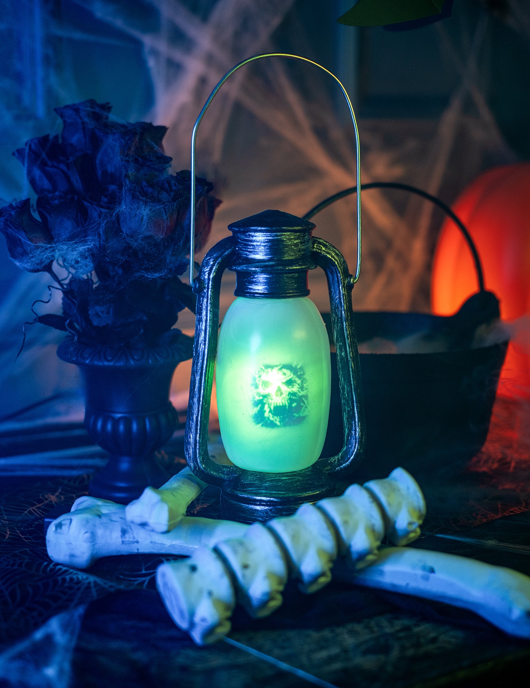 Mise en scène décorative avec éclairage vert de la lanterne lumineuse d'Halloween