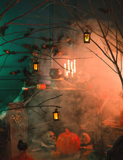 Mise en situation dans un décor effrayant de la lanterne lumineuse Halloween avec squelette et citrouille