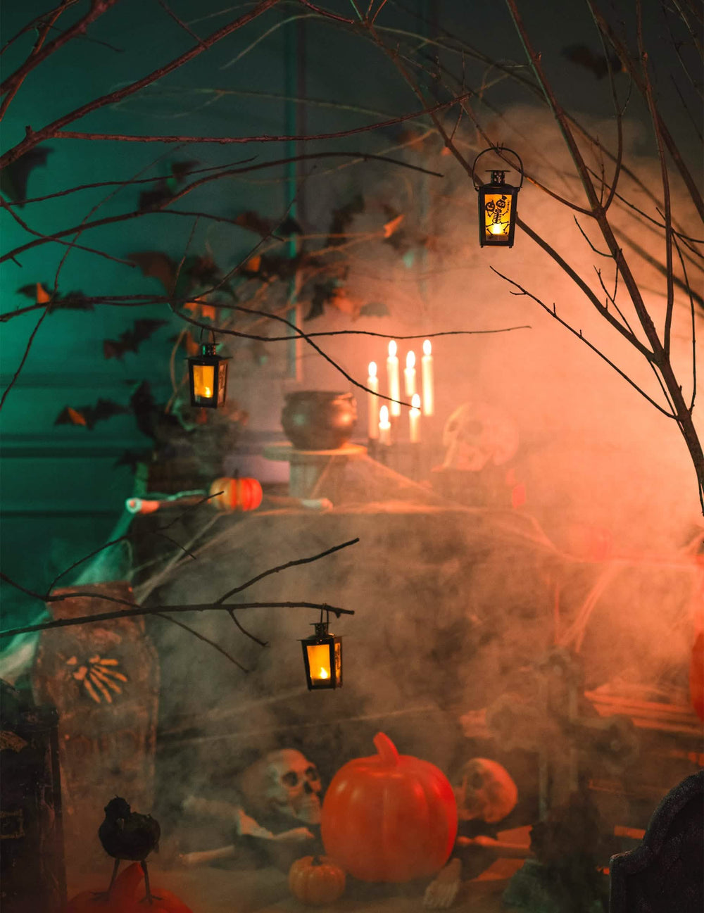 Поставяне в страховита обстановка на светещия halloween фенер със скелет и тиква