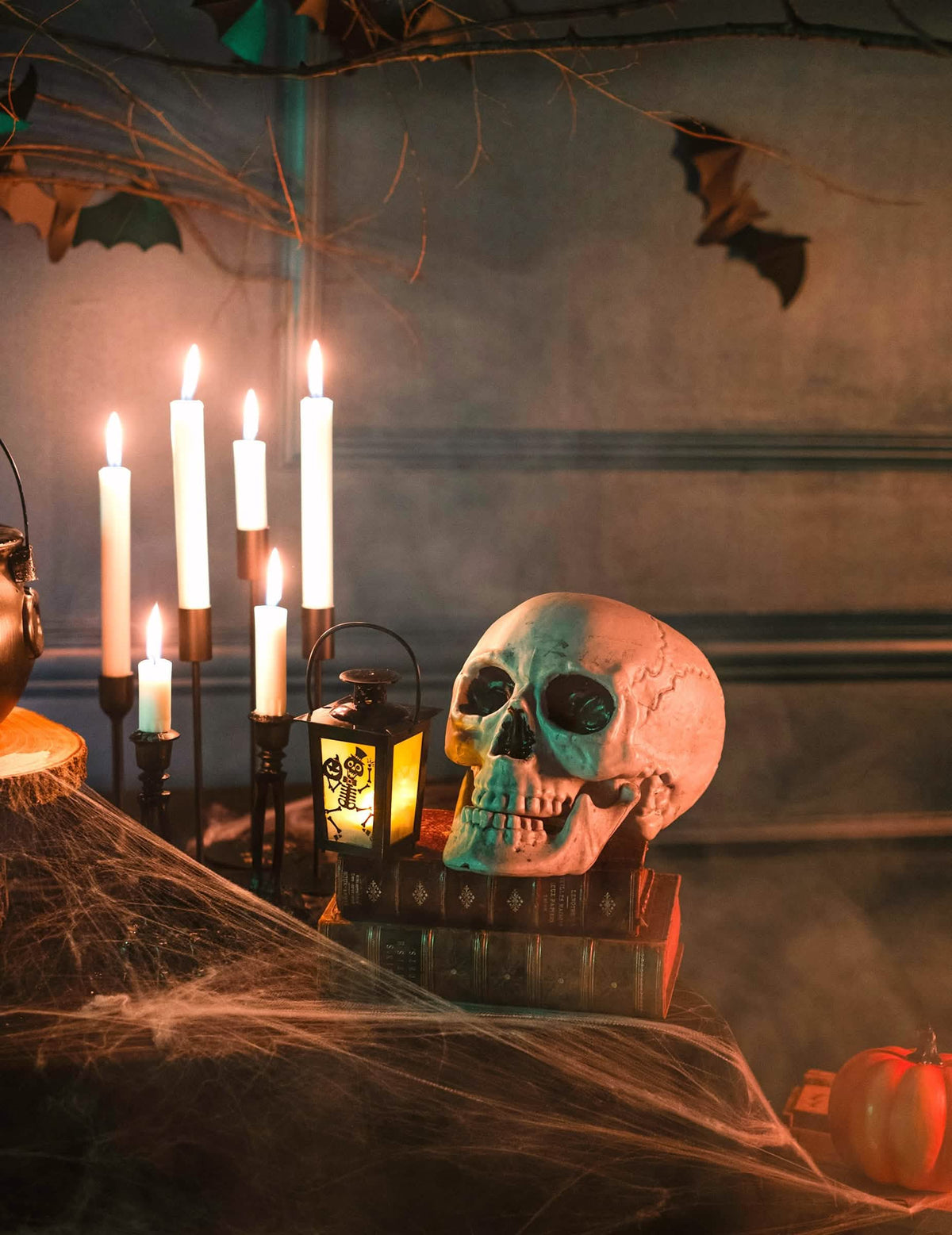 Поставяне на сцената с череп на светещия фенер Скелет за halloween
