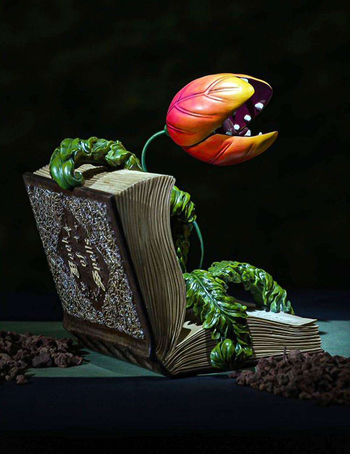 Декоративна книга от смола с хищно растение 29 x 25 x 29 cm