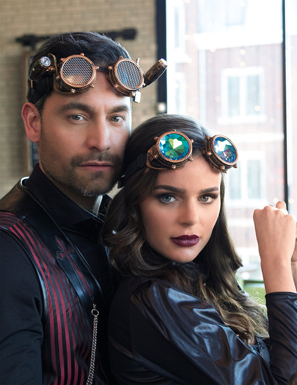Mise en situation par un couple des lunettes steampunk pour adulte