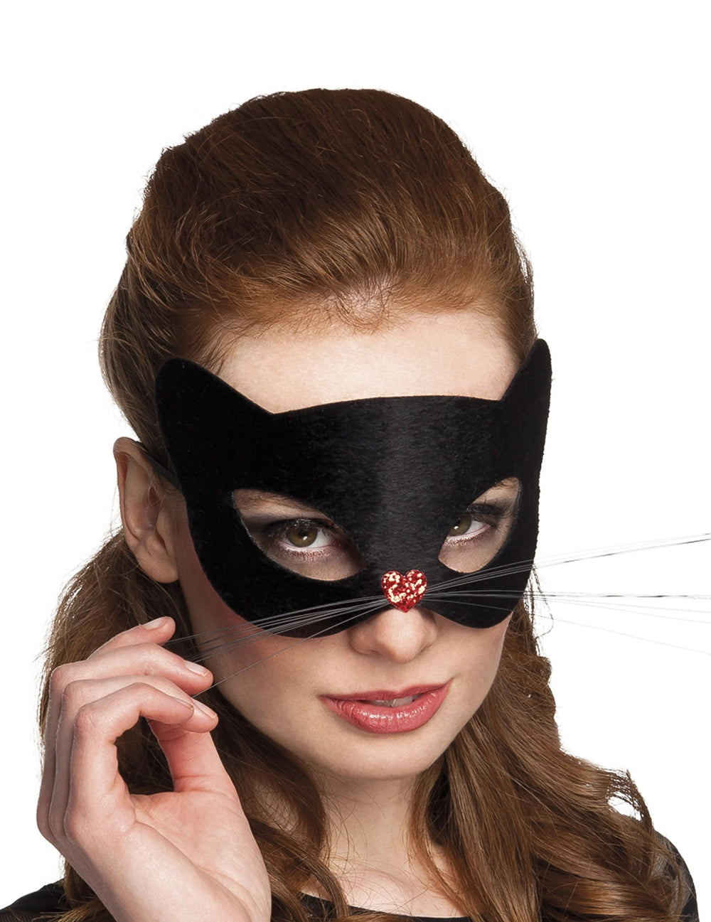 Vue de face portée du masque de chat pour femme noir avec nez coeur et moustaches