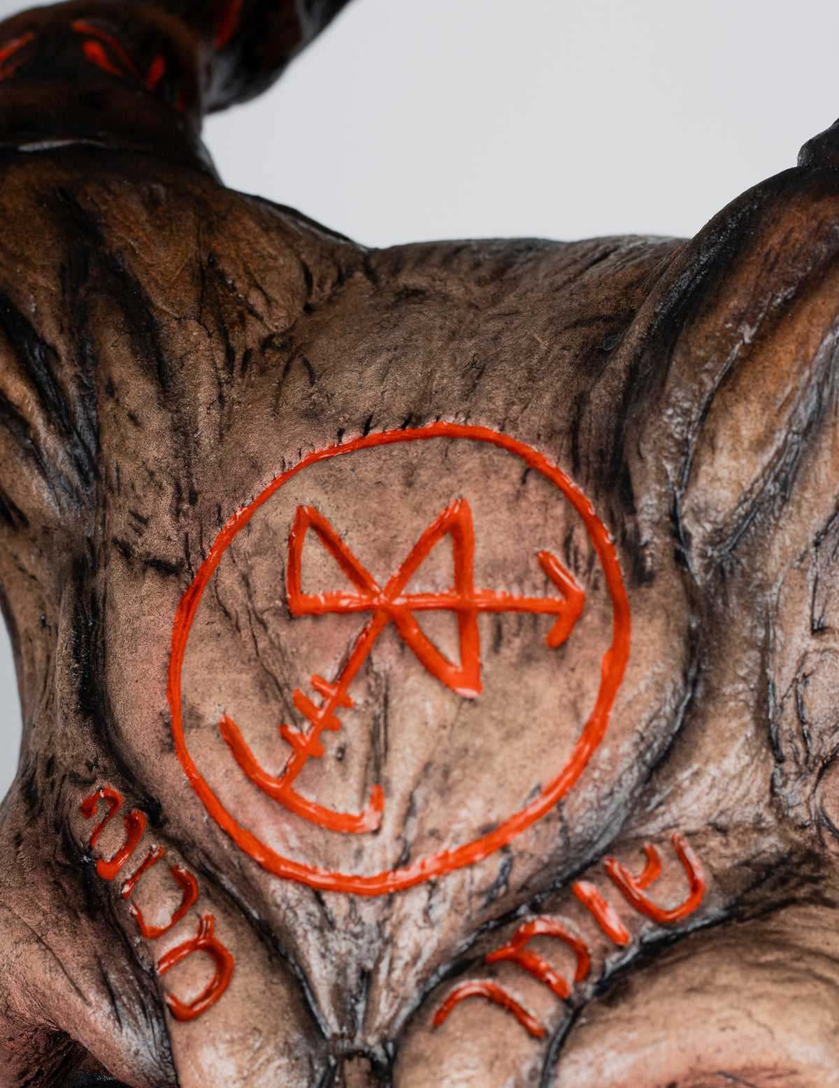 Gros plan sur le symbole et les runes orange du masque intégral monstre de l'apocalypse