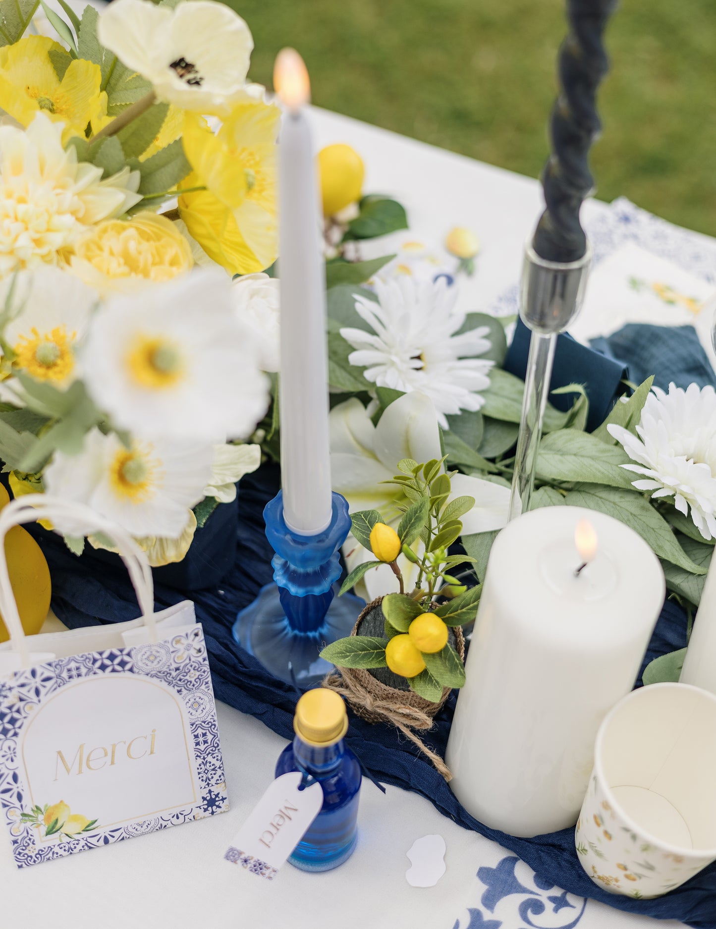 Миниатюрна прозрачна стъклена бутилка със златна метална капачка, 50 мл