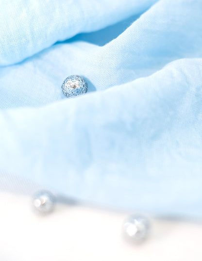 Détail de la texture des confettis de table mini boules pailletées argentées
