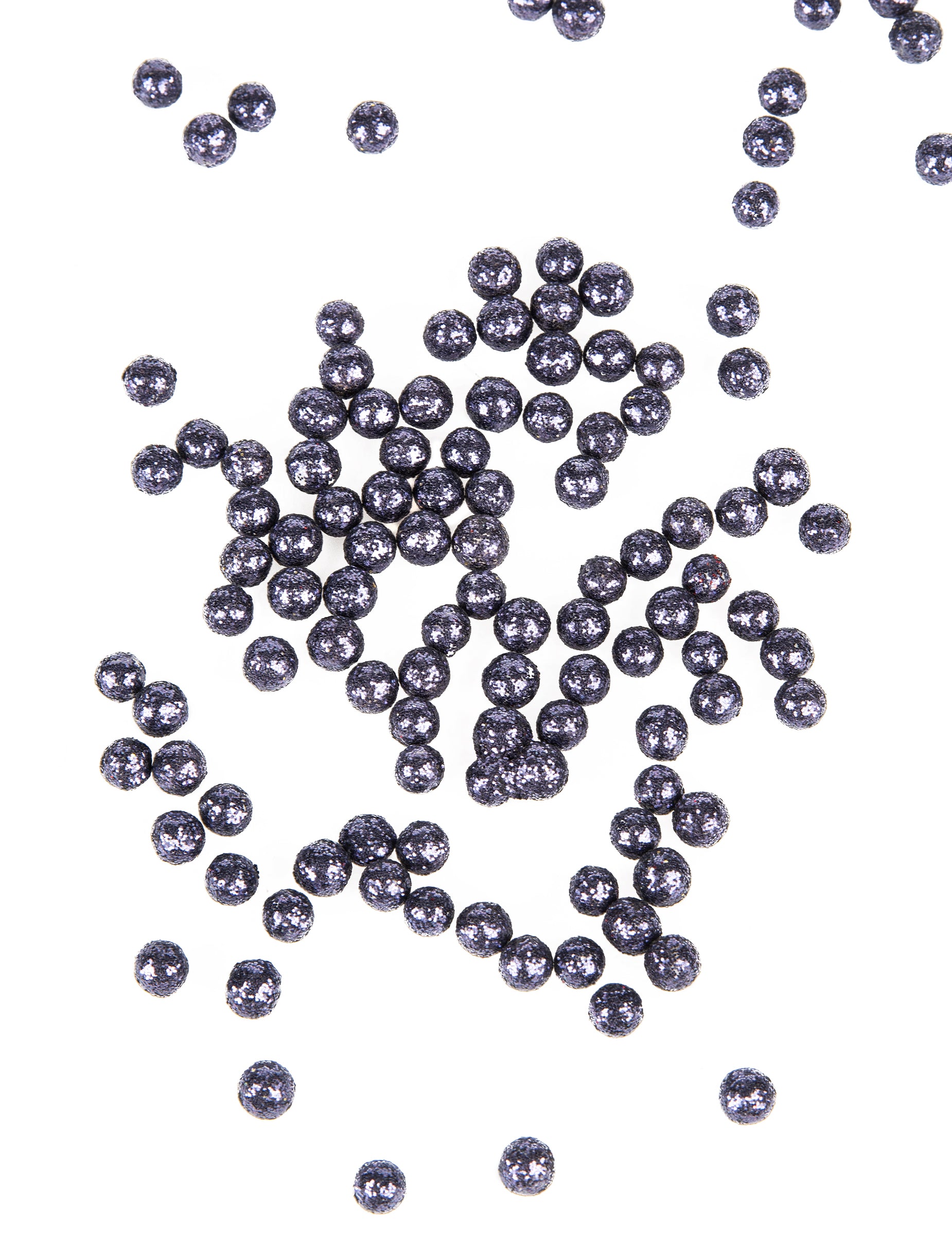 Gros plan sur les mini boules pailletées décoration de table