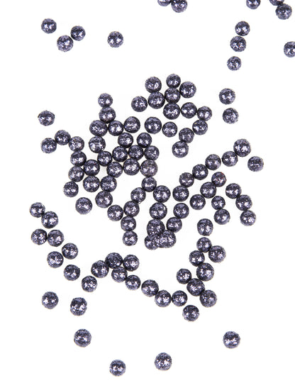 Gros plan sur les mini boules pailletées décoration de table