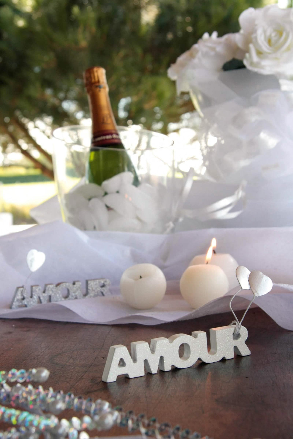 Декоративно представяне на дървената дума amour за бяла сватба с брокат
