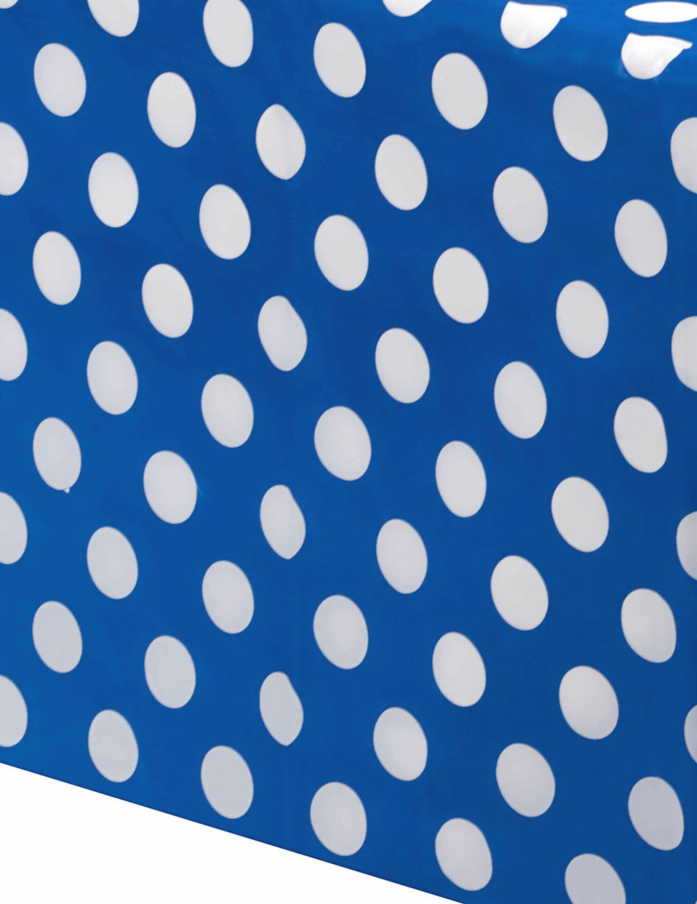 Gros plan sur les motifs de la nappe à pois blancs pour fête bleu marine