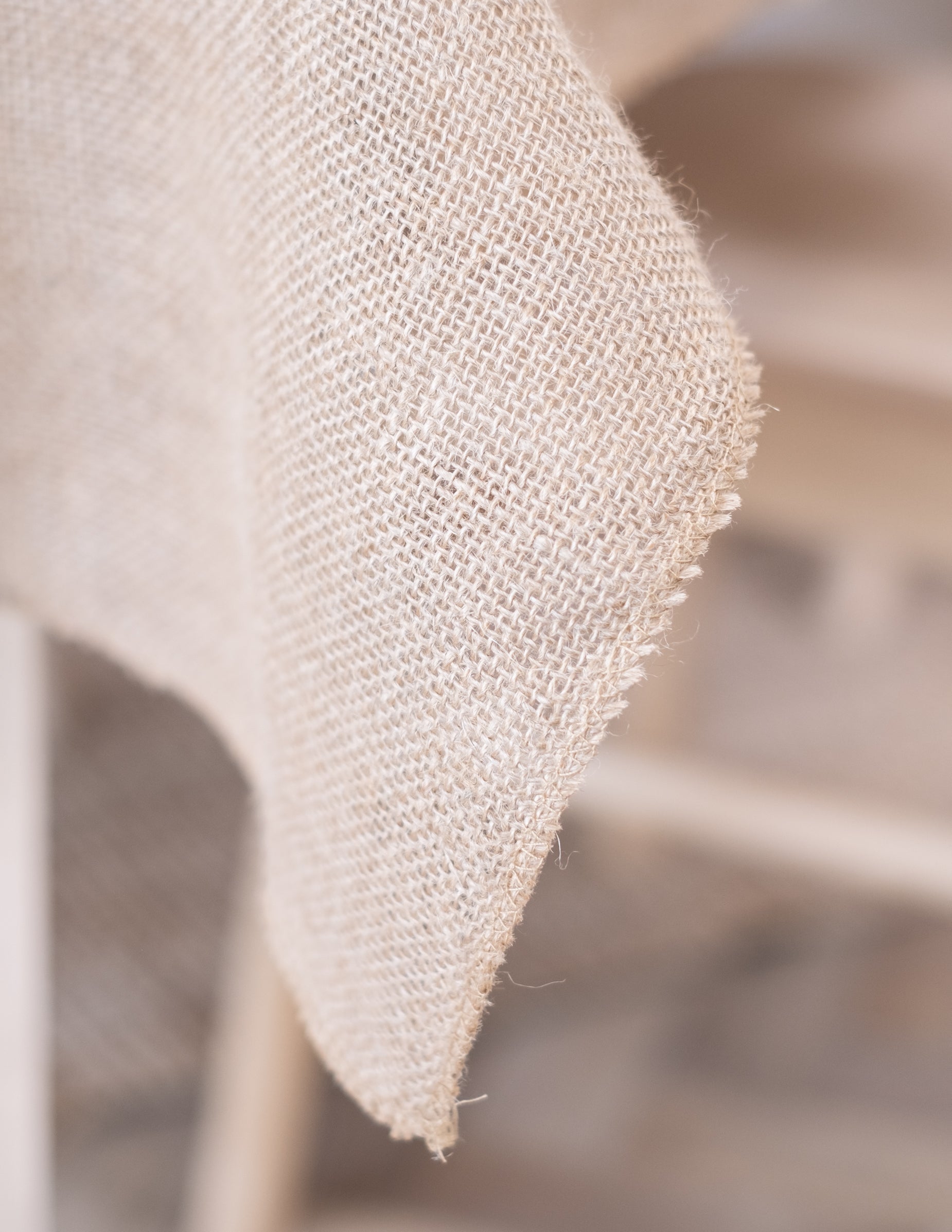 Détail du tissage et du bord de la nappe rectangulaire bohème et naturelle