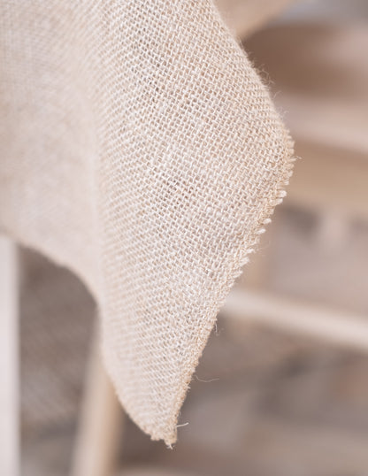 Détail du tissage et du bord de la nappe rectangulaire bohème et naturelle