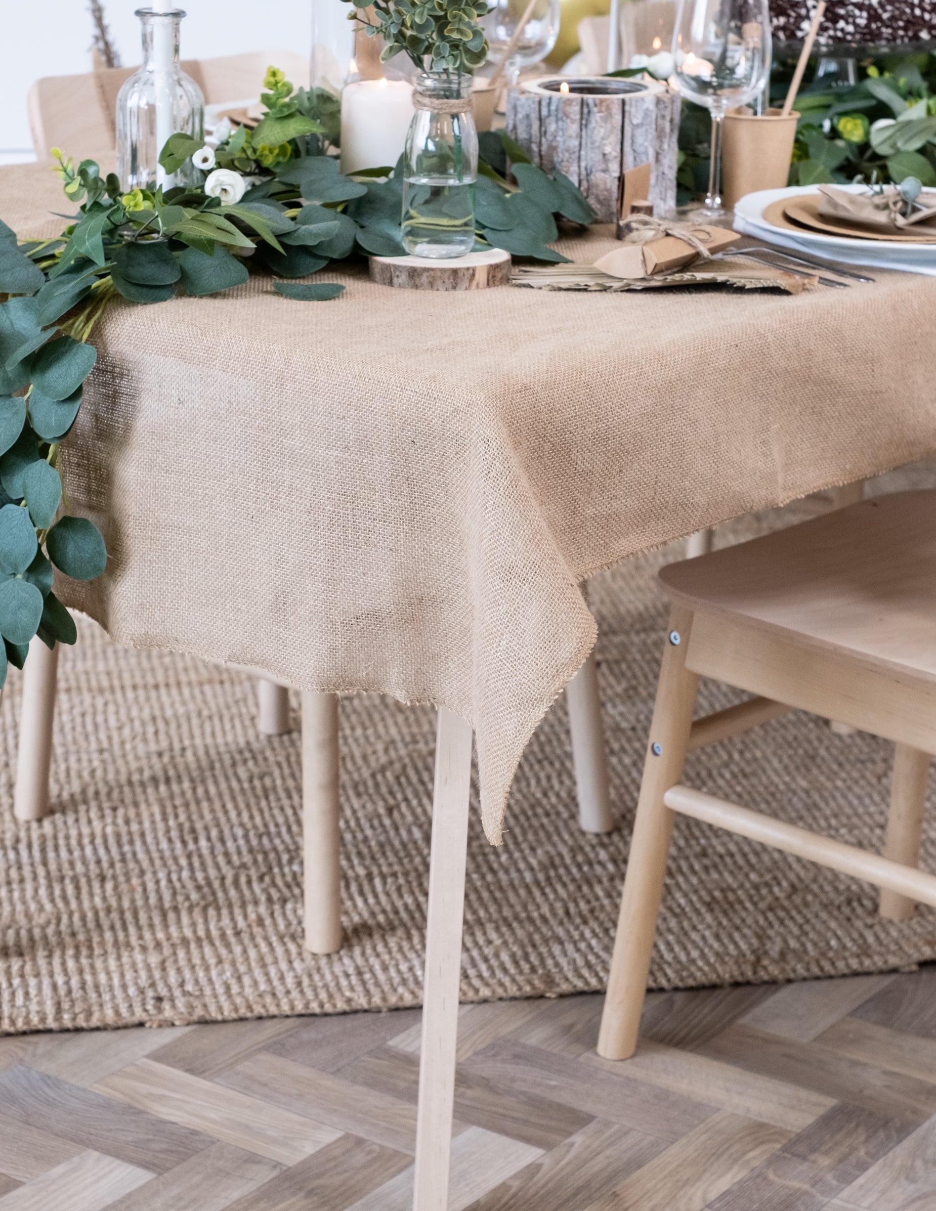 Détail de la texture et du tombé de la nappe rectangulaire bohème et naturelle