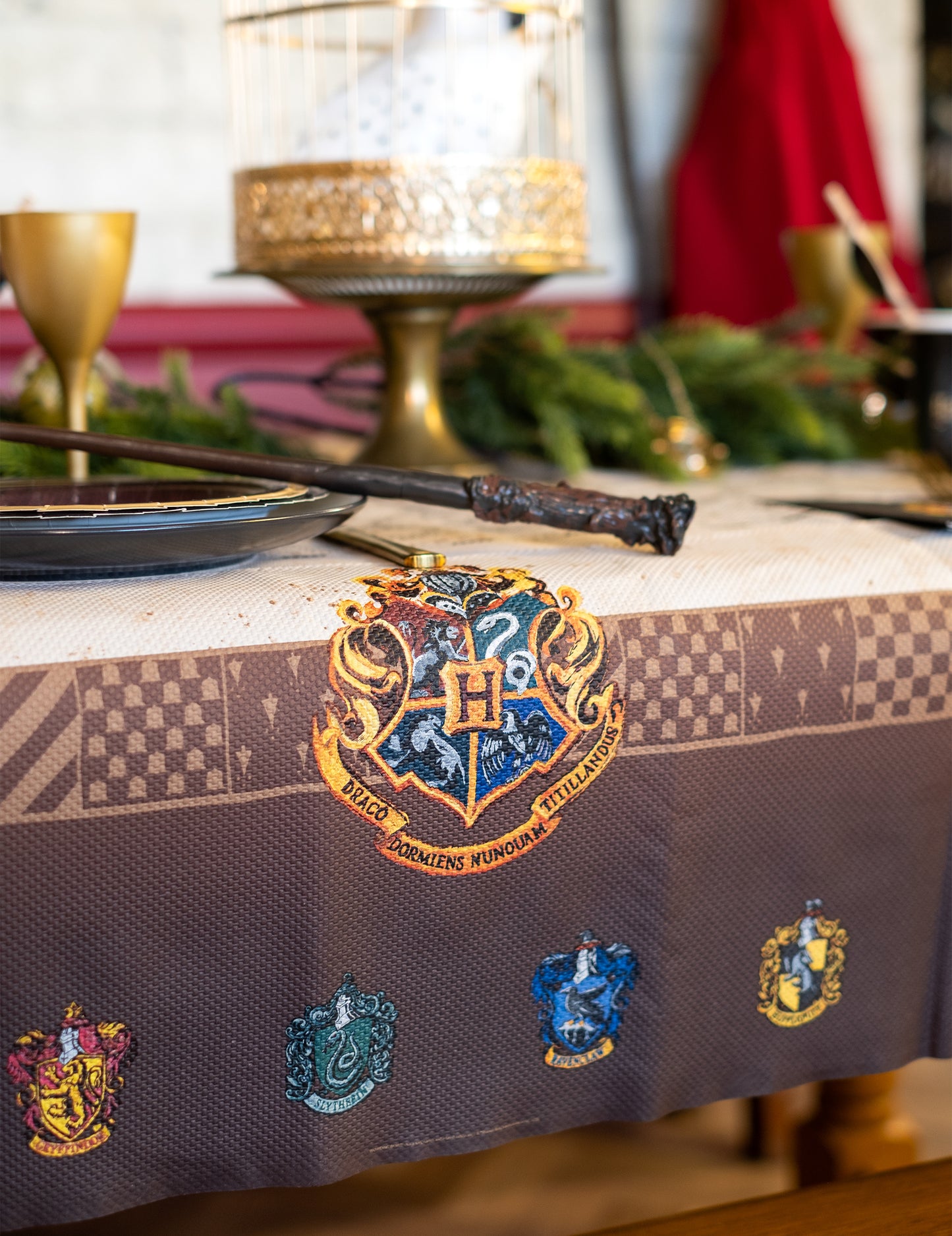 Mise en situation sur table de la nappe en papier Carte du Maraudeur Harry Potter