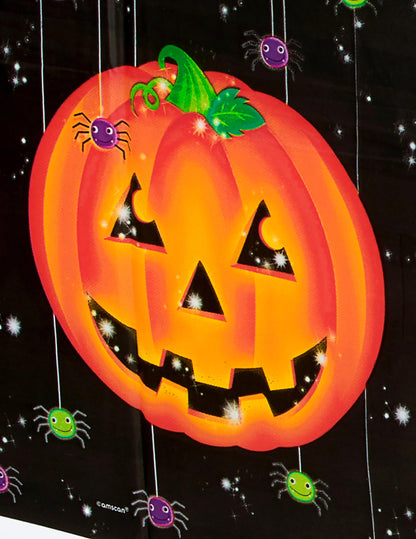 Gros plan sur le motif citrouille et les araignées de la nappe en plastique citrouille Halloween