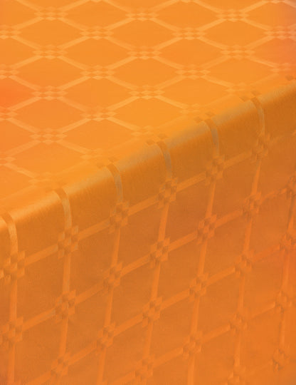 Gros plan sur les motifs de la nappe en rouleau papier damassé orange épais