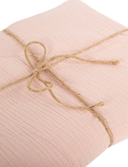 Détail de la texture et du lien en corde de la nappe gaze de coton bohème