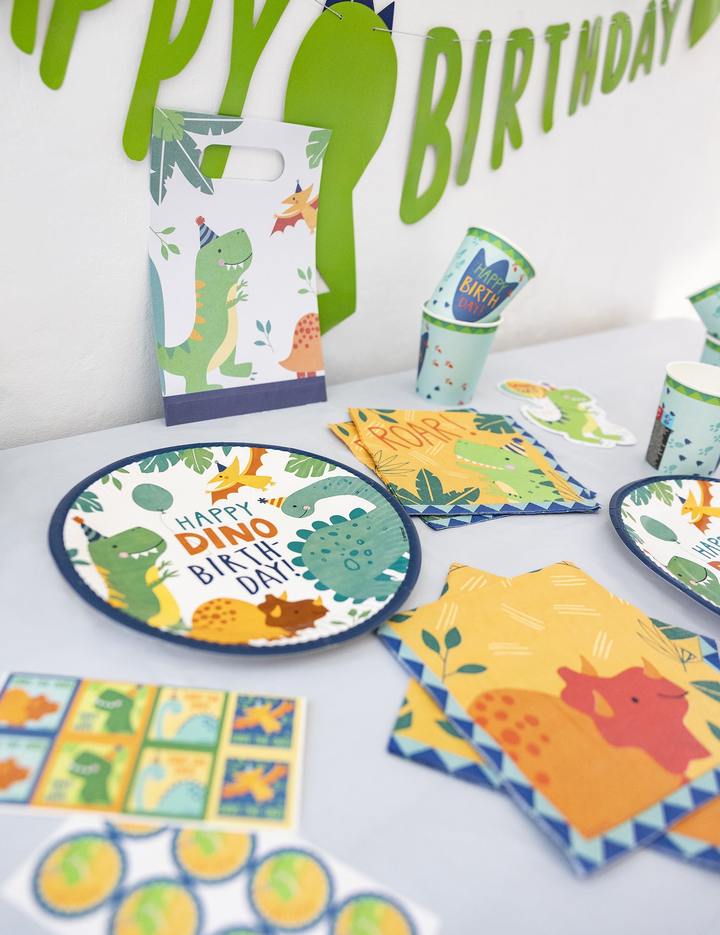 Vue d'ensemble de la vaisselle et des accessoires du Pack dino pour anniversaire