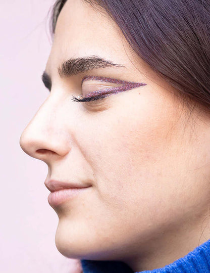 Détail du trait d'eye-liner des paillettes biodégradables Supernova