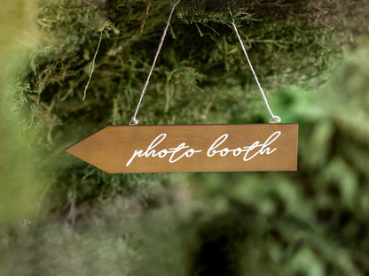 Mise en situation suspendue de la pancarte directionnelle en bois photobooth
