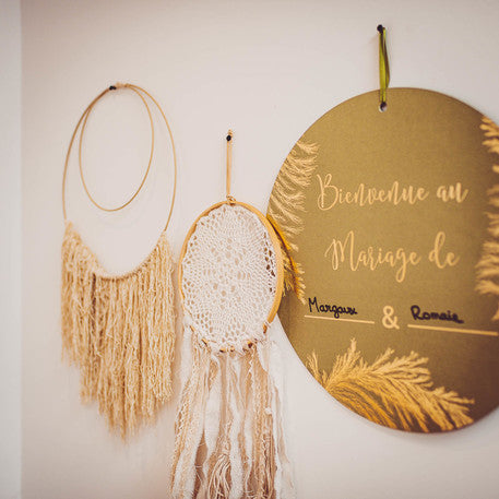 Mise en situation de la pancarte en carton Bienvenue au mariage de pour mariage kaki et dorure or à personnaliser