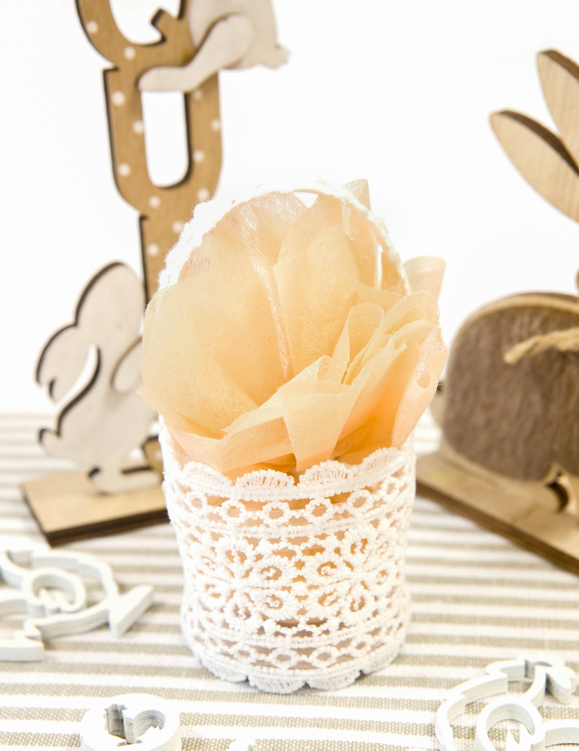 Détail du motif en dentelle du panier dentelle pour mariage