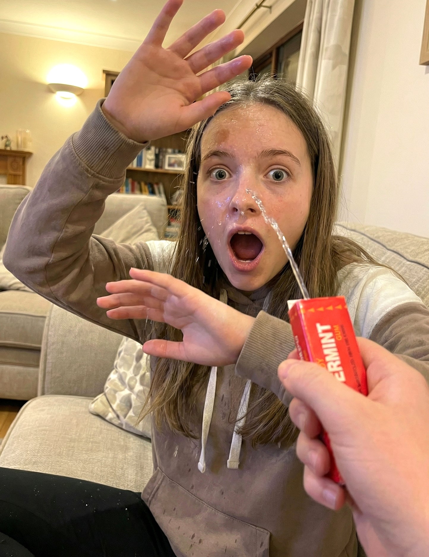 Пакет дъвки с водна струя - шеги и закачки 