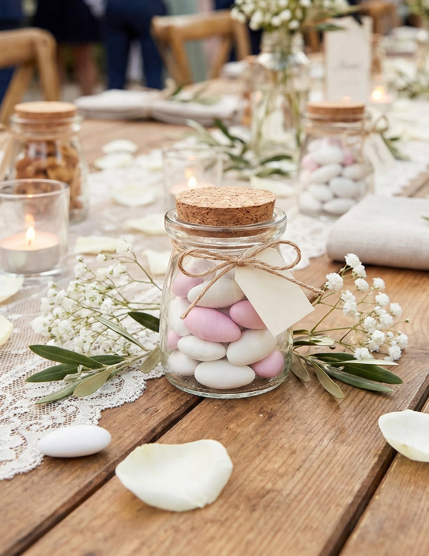 Mise en situation sur table de fête du petit pot en verre pour dragées transparent avec bouchon en liège
