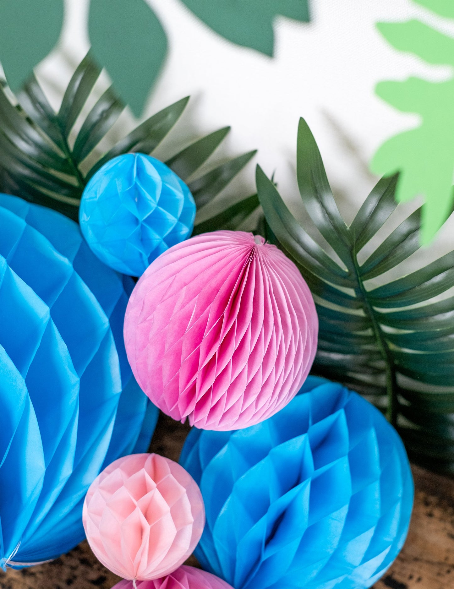 Малка розова хартиена пчелна пита 10 cm висяща парти декорация 