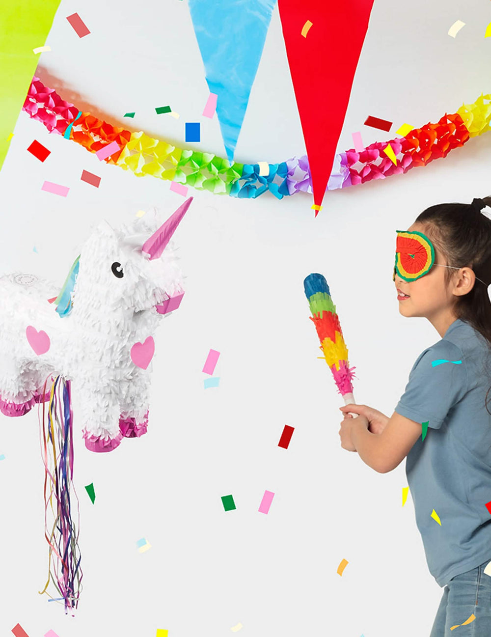 Mise en situation avec bâton et masque de la Pinata licorne