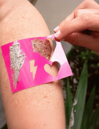 Retrait après application du pochoir de maquillage réutilisable éclairs et coeurs