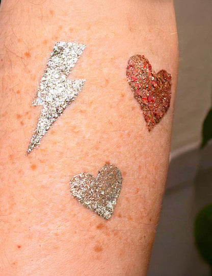 Détail des motifs pailletés du pochoir de maquillage réutilisable éclairs et coeurs