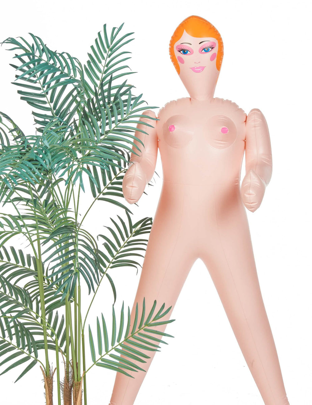 Mise en situation avec un palmier de la poupée gonflable femme pour adulte