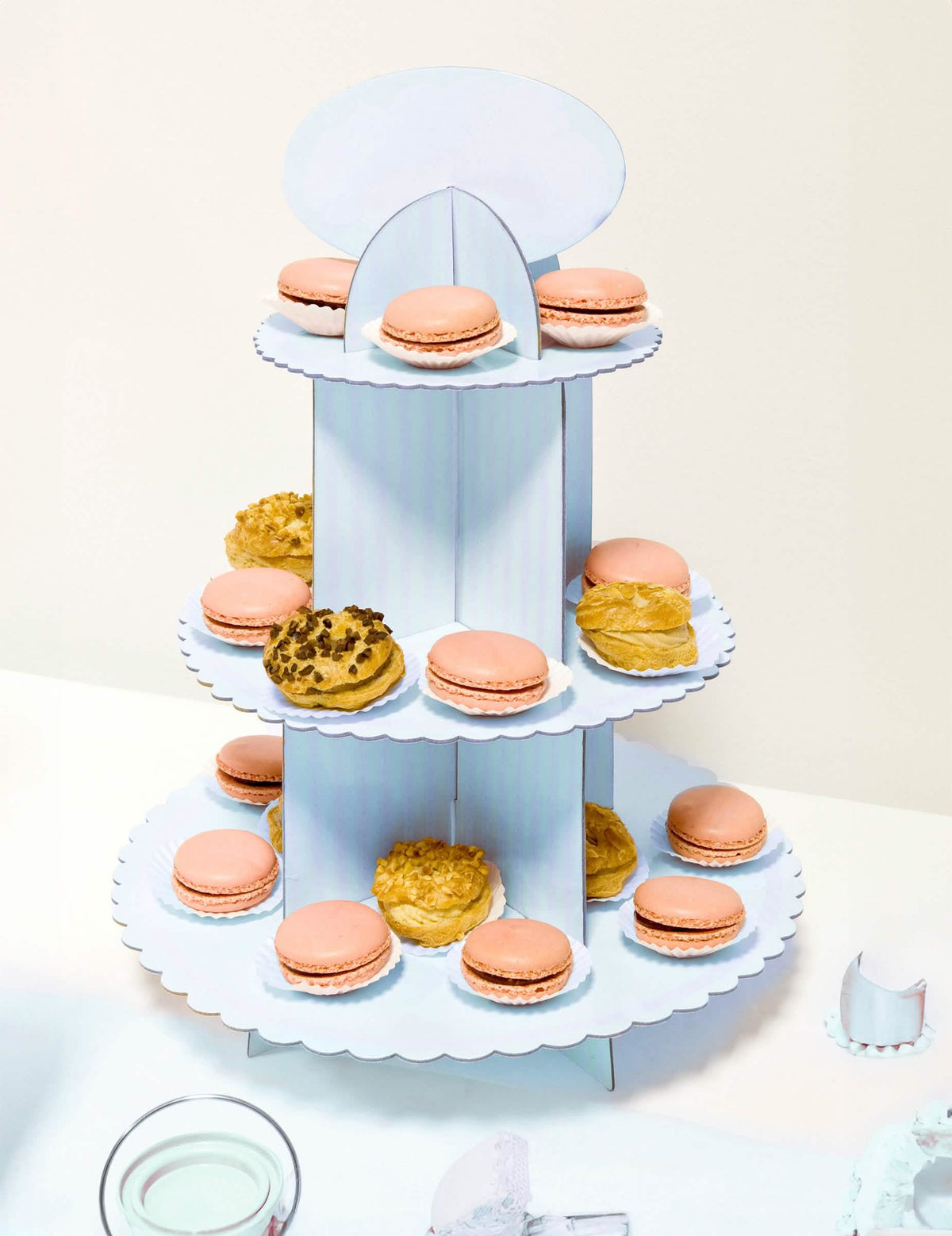 Сценична композиция с макарони от картонената поставка за кексче за baby shower