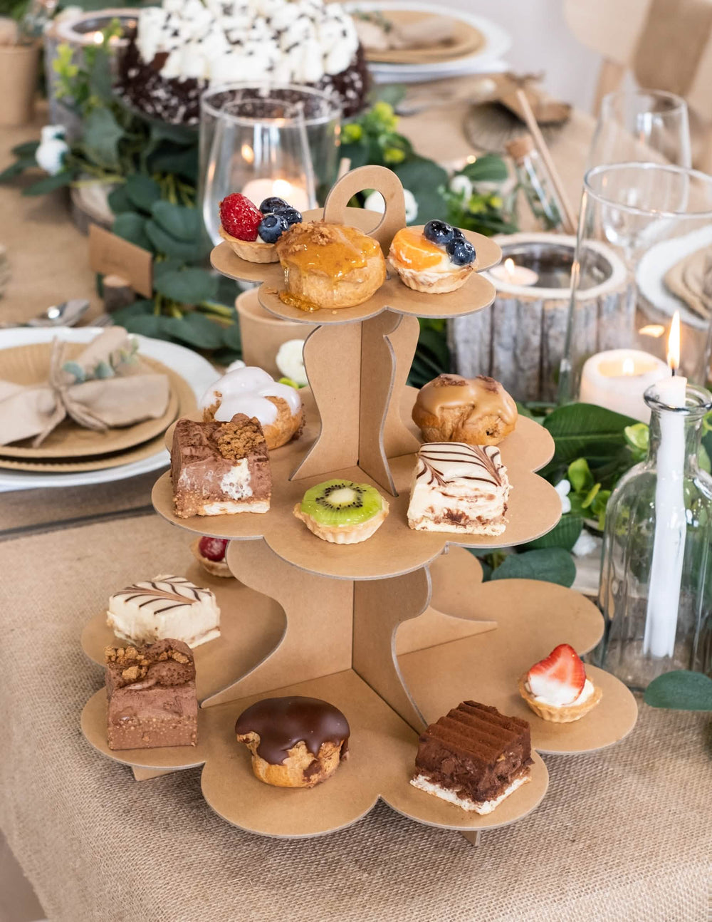 Mise en situation du présentoir à cupcake 3 étages en carton kraft