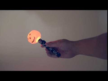 Оранжева тиквена лампа, украсена Хелоуин