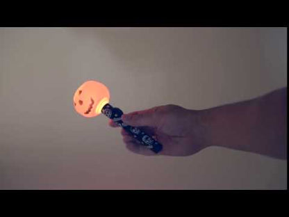 Оранжева тиквена лампа, украсена Хелоуин