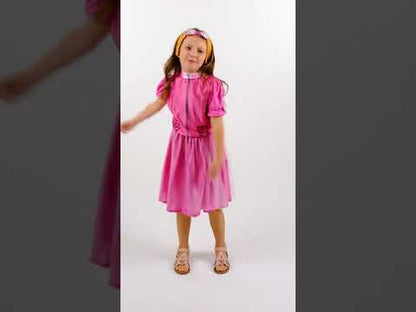 Куче прикрива розово момиче роза