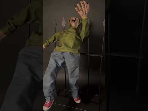Décoration Animée Zombie Empalé Sonore et Lumineux 140 cm