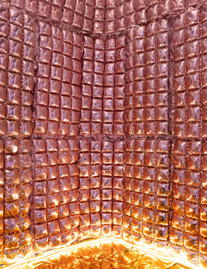 Détail de la texture brillante du rideau de ballons décoration de fête