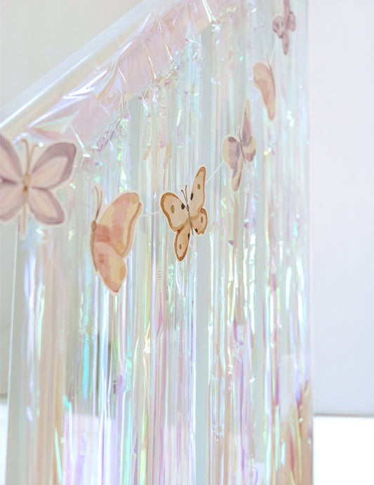 Gros plan sur les papillons du rideau lamé sur adhésif iridescent pour déco festive
