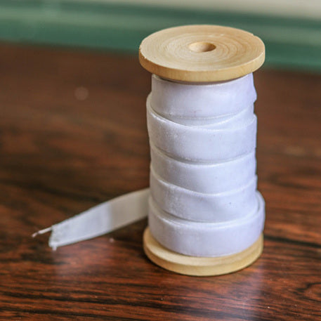 Бяла кадифена панделка 13 мм х 5 м за декорация