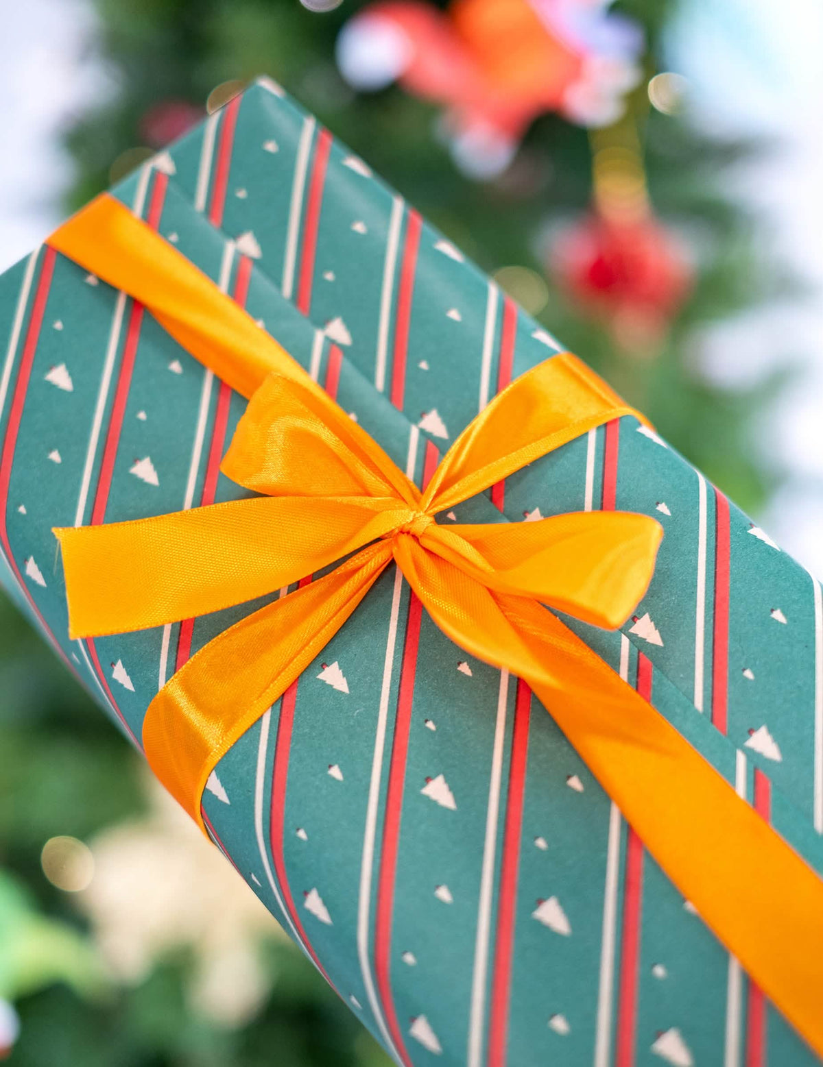 Mise en situation sur un paquet cadeau du ruban satin de mariage pour décoration orange