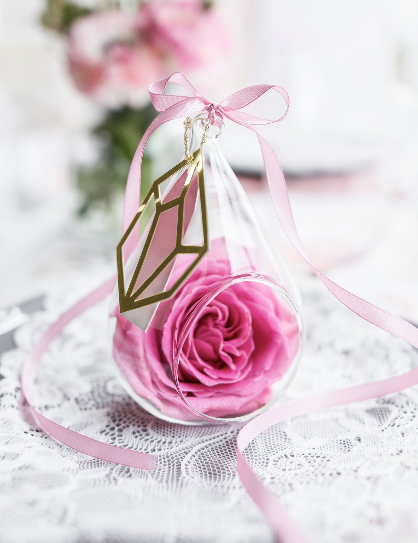 Nœud décoratif sur une bulle en verre du ruban en satin rose