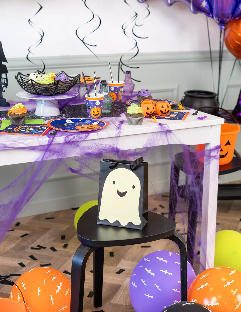 Mise en situation sur un tabouret avec ballons du sac à bonbons fantôme