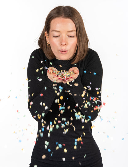 Демонстрация на хвърлянето на пакета цветни конфети