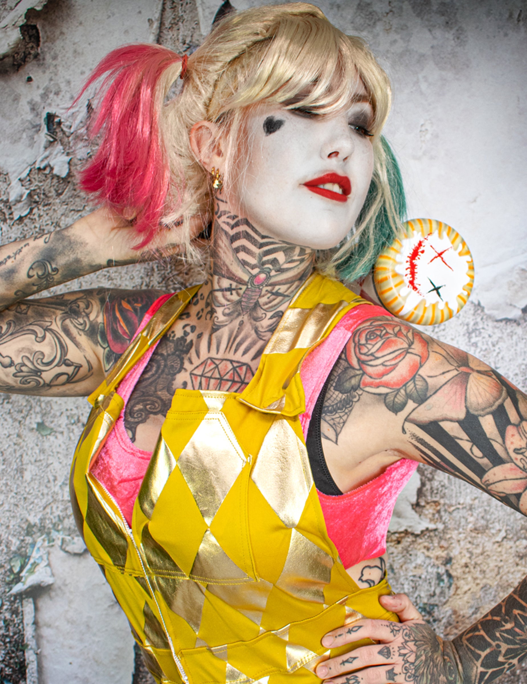 Gros plan sur le maquillage et le haut de la salopette Harley Quinn Birds of Prey™