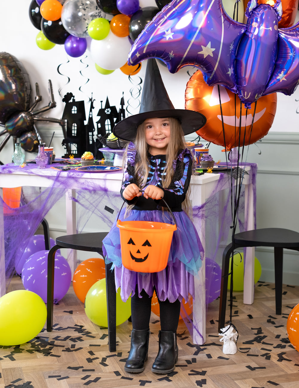 Mise en situation du seau citrouille pour Halloween tenu par une enfant déguisée